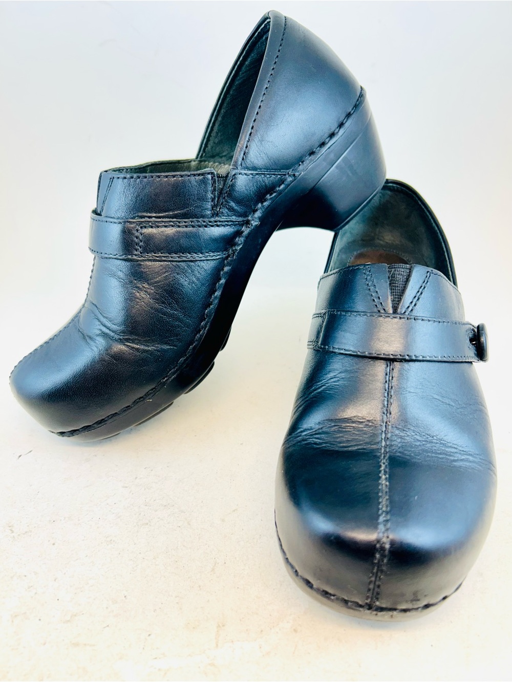 Dansko Black Leather Solstice Button Strap Lightweight Clogs, size 36 5.5 6